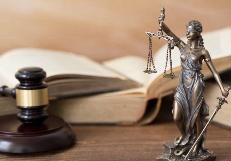Law books and a gavel representing courtroom litigation